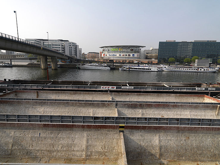 Ivry-sur-Seine. Vue depuis le quai de Charenton-le-Pont vers le port d'Ivry, à gauche le pont Nelson-Mandela.