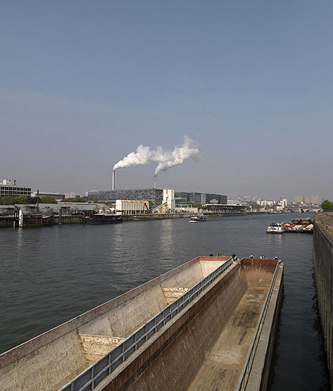 Ivry-sur-Seine. Vue depuis la Seine vers Paris. Au premier plan, des barges à quai à Charenton-le-Pont, à gauche le port d'Ivry.