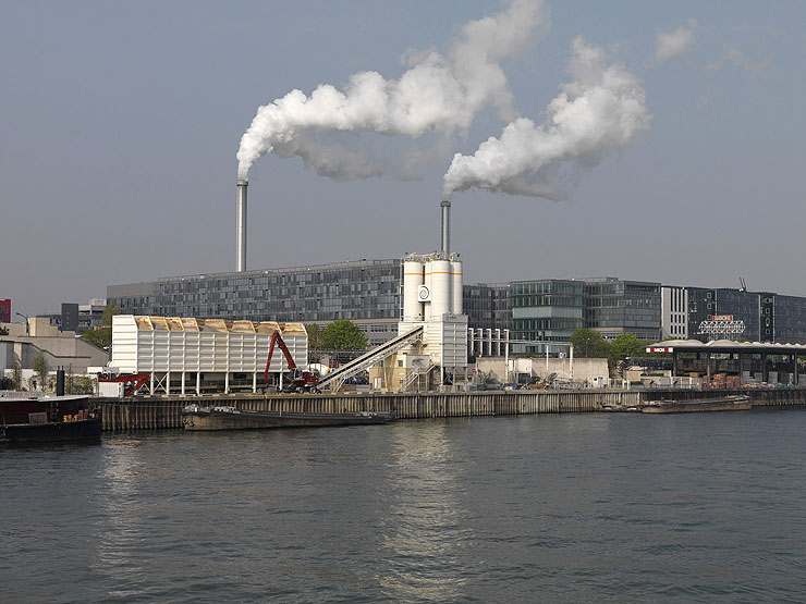 Ivry-sur-Seine. Vue depuis le quai de Charenton-le-Pont vers le port d'Ivry.