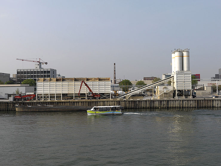 Ivry-sur-Seine. Vue depuis le quai de Charenton-le-Pont vers le port. Au milieu, un bateau Voguéo.