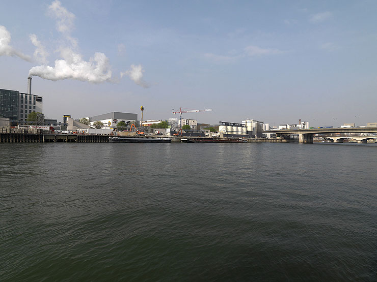 Ivry-sur-Seine. Le port, à droite le pont du périphérique.