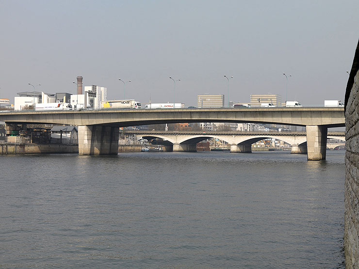 Ivry-sur-Seine, Paris. Vue des bords de Seine, des ponts du périphérique et de la petite ceinture.