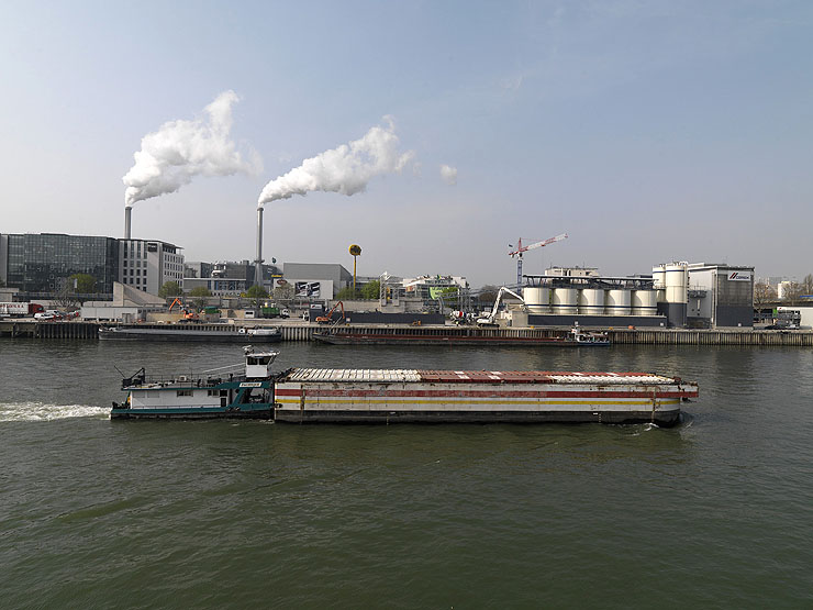 Ivry-sur-Seine. Le port. Au premier plan un pousseur et une barge.