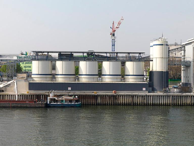 Ivry-sur-Seine. Vue rapprochée de silos.