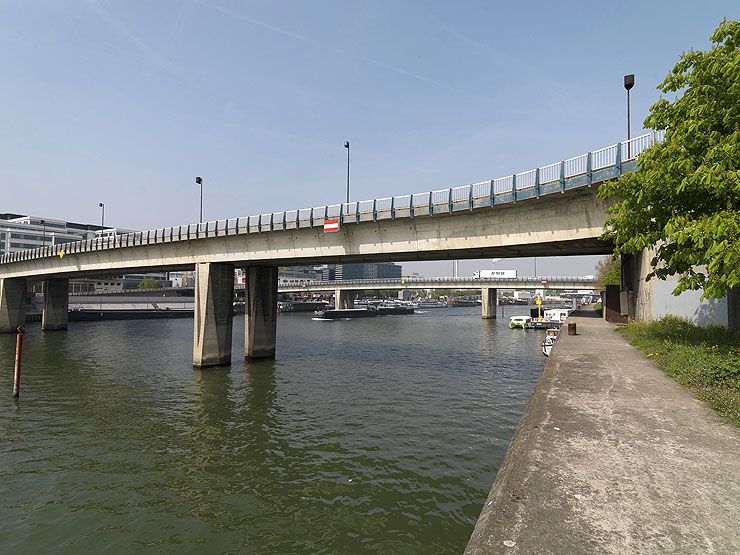 Ivry-sur-Seine, Charenton-le-Pont. Pont Nelson-Mandela. Vue d'ensemble d'un des deux ponts.