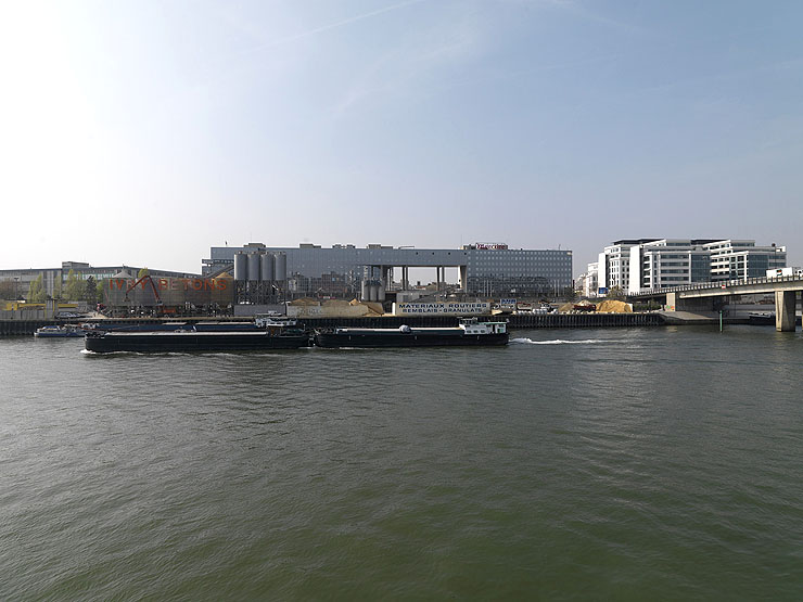 Charenton-le-Pont. Vue depuis le quai d'Ivry vers Charenton-le-Pont, au débouché du pont Nelson-Mandela.