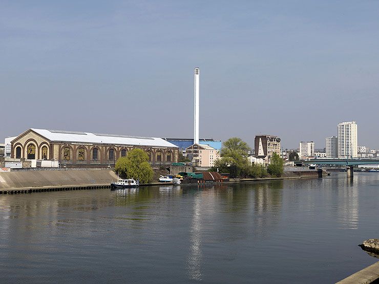 Ivry-sur-Seine, station de pompage dite usine élévatrice des eaux de la Ville de Paris, actuellement dépôt des oeuvres d'art de la Ville de Paris. Vue d'ensemble de l'usine depuis le quai d'Alfortville.