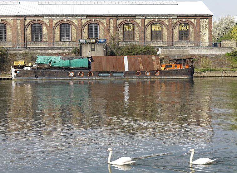 Ivry-sur-Seine, station de pompage dite usine élévatrice des eaux de la Ville de Paris, actuellement dépôt des oeuvres d'art de la Ville de Paris. Vue rapprochée de la façade donnant sur la Seine, depuis le quai d'Alfortville.