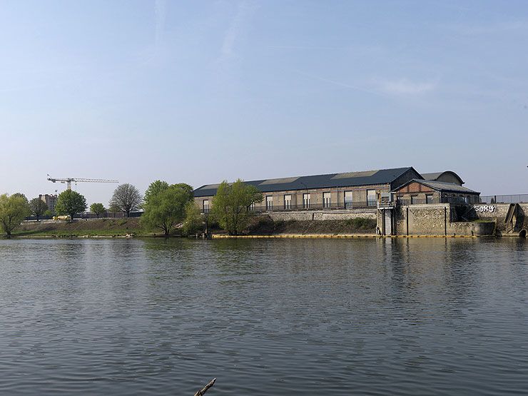 Ivry-sur-Seine, établissement élévateur des eaux dite compagnie des bassins filtrants de la ville de Paris. Vue depuis le quai d'Alfortville.