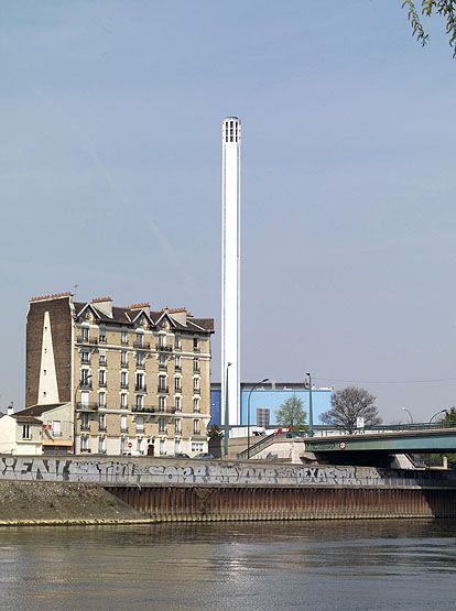 Ivry-sur-Seine, immeuble à logements, 2 quai Henri-Pourchasse. Vue de l'immeuble et d'une partie du pont d'Ivry.