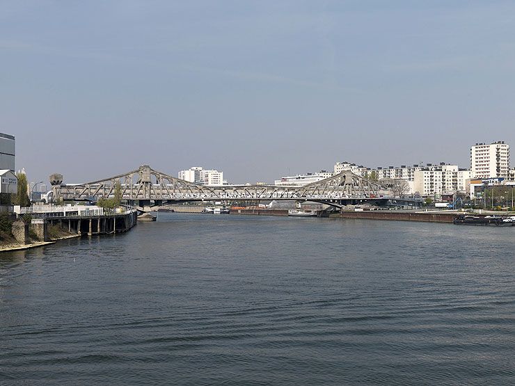 Ivry-sur-Seine, Charenton-le-Pont. Passerelle industrielle d'Ivry-Charenton. Vue d'ensemble rapprochée depuis l'amont.