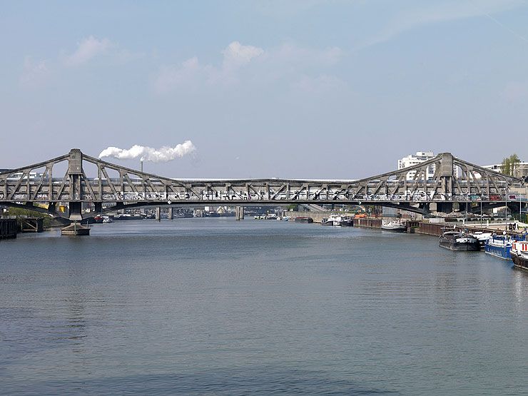 Ivry-sur-Seine, Charenton-le-Pont. Passerelle industrielle d'Ivry-Charenton. Vue rapprochée depuis l'amont entre les deux piles.