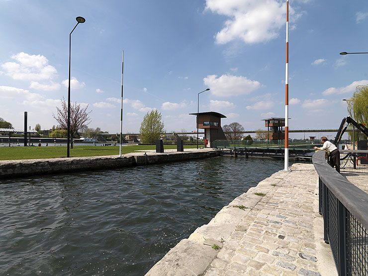 Alfortville, Vitry-sur-Seine. Barrage éclusé de Port-à-l'Anglais. Vue rapprochée de l'écluse et du quai.