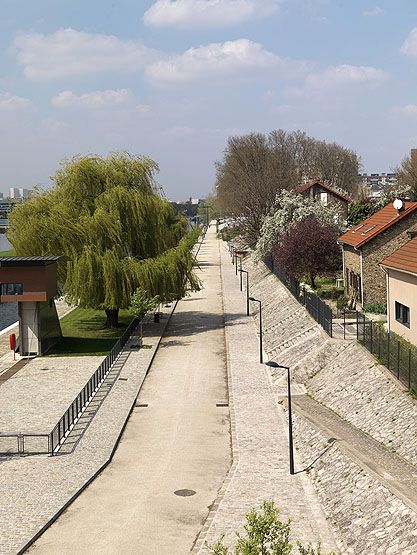 Alfortville, Vitry-sur-Seine. Barrage éclusé de Port-à-l'Anglais. Vue de l'ancien chemin de halage.