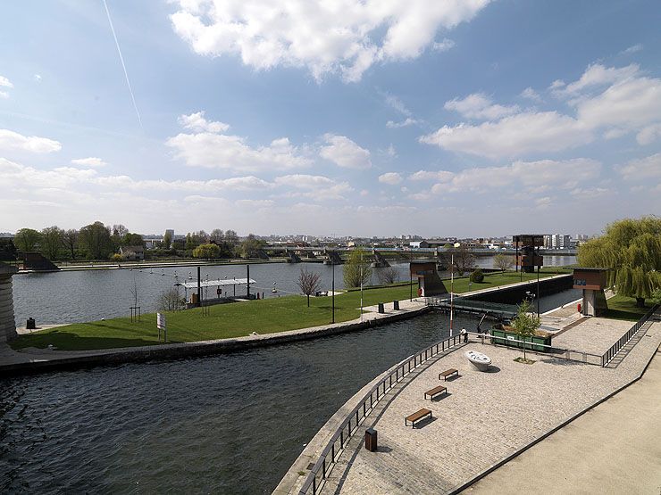 Alfortville, Vitry-sur-Seine. Barrage éclusé de Port-à-l'Anglais. Au loin le barrage, au premier plan l'écluse.