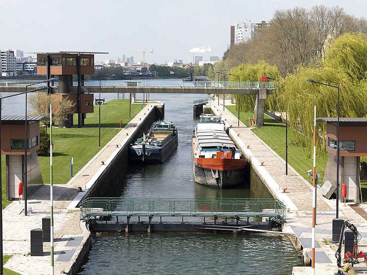 Alfortville, Vitry-sur-Seine. Barrage éclusé de Port-à-l'Anglais. Péniches dans l'écluse.