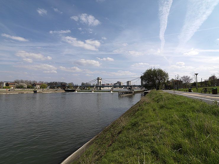 Alfortville, Vitry-sur-Seine. Barrage éclusé de Port-à-l'Anglais. Vue d'ensemble du barrage, dans le lointain, le pont du Port-à-l'Anglais.