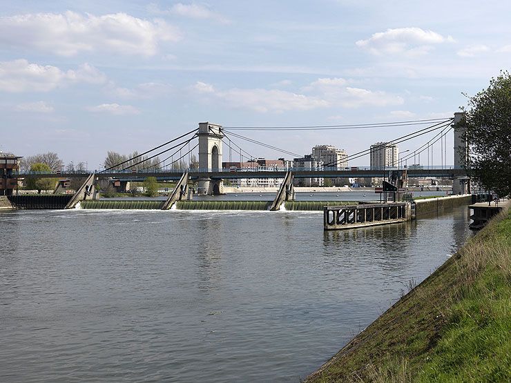 Alfortville, Vitry-sur-Seine. Barrage éclusé de Port-à-l'Anglais. Vue d'ensemble du barrage.