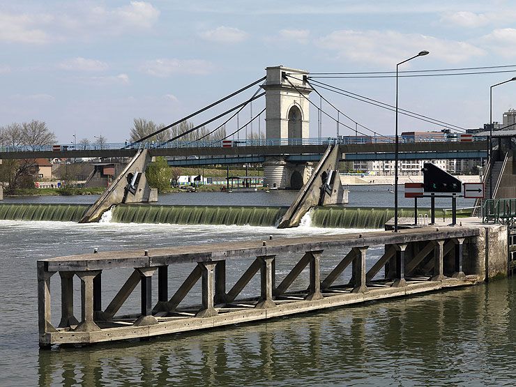 Alfortville, Vitry-sur-Seine. Barrage éclusé de Port-à-l'Anglais. Vue rapprochée du barrage, avec le pont du Port-à-l'Anglais en arrière-plan.