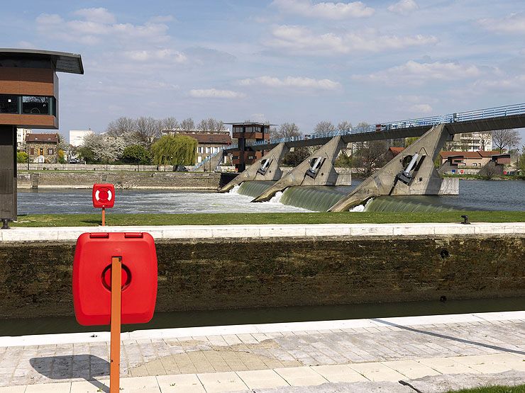 Alfortville, Vitry-sur-Seine. Barrage éclusé de Port-à-l'Anglais. Vue rapprochée du barrage.