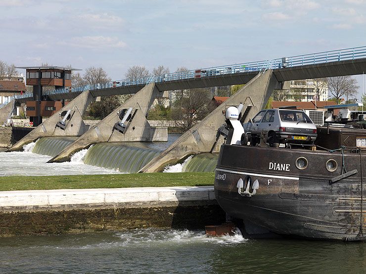 Alfortville, Vitry-sur-Seine. Barrage éclusé de Port-à-l'Anglais. Le barrage. Au premier plan, une péniche dans l'écluse.