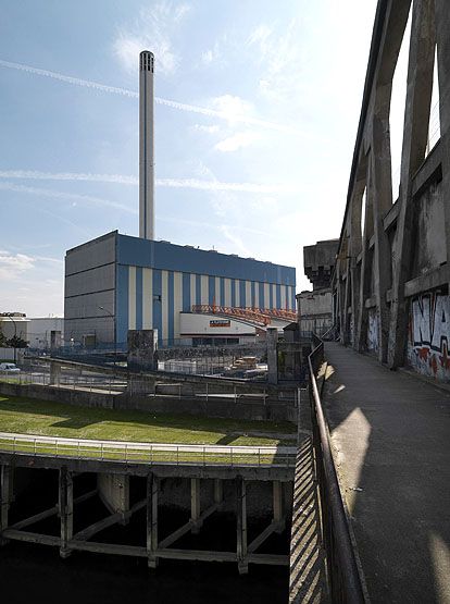 Ivry-sur-Seine, centrale thermique dite Electricité de la Seine, puis EDF, quai Auguste-des-Haies. Centrale d'Ivry-Port depuis la paserelle technique.