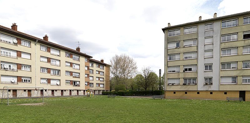 Vitry-sur-Seine, cité des Peupliers, 23 impasse Jean Jaurès. Vue d'ensemble de la cité construite par Michelin, côté espaces verts.