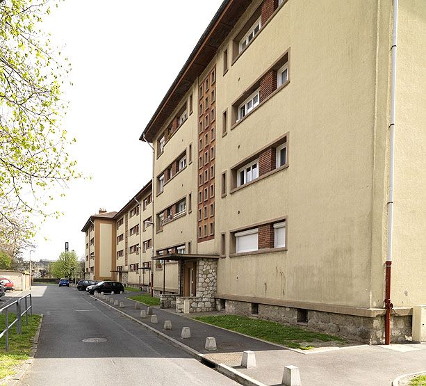 Vitry-sur-Seine, cité des Peupliers, 23 impasse Jean Jaurès. Vue d'ensemble de la rue desservant les bâtiements.