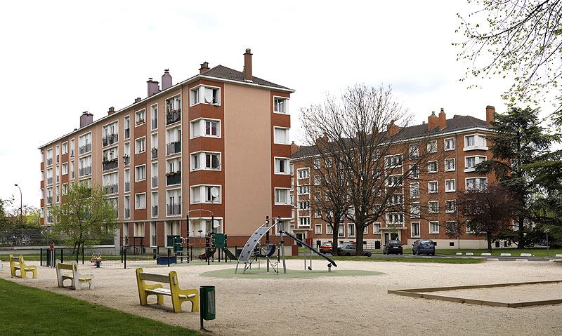 Vitry-sur-Seine, cité dite cité Rosenberg, 101 rue de Choisy. Vue d'ensemble de la cité construite entre 1953 et 1960 par les architectes Henri et Robert Chevalier et René Tascher.