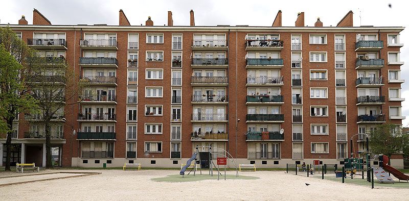 Vitry-sur-Seine, cité dite cité Rosenberg, 101 rue de Choisy. Vue générale, avec l'espace jeux pour enfants.