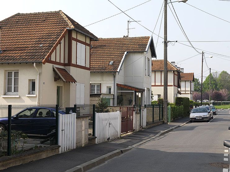 Vitry-sur-Seine, cité jardin dite cité du Moulin Vert, rue du Moulin Vert, rue de France, rue Camille Rich, rue Eugène Derrien, rue du Chat Botté, rue Peau d'Ane, rue Antoine Mimerel, rue des Contes de Fées, rue Georges Urbain, square Jean de la Fontaine, rue des Jardins. Vue rapprochée d'une série de pavillons.