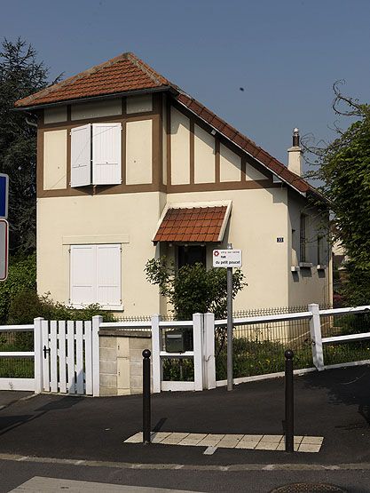 Vitry-sur-Seine, cité jardin dite cité du Moulin Vert, rue du Moulin Vert, rue de France, rue Camille Rich, rue Eugène Derrien, rue du Chat Botté, rue Peau d'Ane, rue Antoine Mimerel, rue des Contes de Fées, rue Georges Urbain, square Jean de la Fontaine, rue des Jardins. Vue d'un pavillon à l'angle de rue.