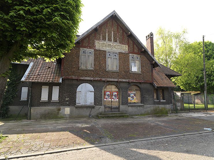 Vitry-sur-Seine, cité jardin dite cité du Moulin Vert, rue du Moulin Vert, rue de France, rue Camille Rich, rue Eugène Derrien, rue du Chat Botté, rue Peau d'Ane, rue Antoine Mimerel, rue des Contes de Fées, rue Georges Urbain, square Jean de la Fontaine, rue des Jardins. Façade de la maison sociale.