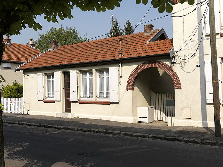 Vitry-sur-Seine, cité jardin dite cité du Moulin Vert, rue du Moulin Vert, rue de France, rue Camille Rich, rue Eugène Derrien, rue du Chat Botté, rue Peau d'Ane, rue Antoine Mimerel, rue des Contes de Fées, rue Georges Urbain, square Jean de la Fontaine, rue des Jardins. Vue d'une maison de la cité jardin.