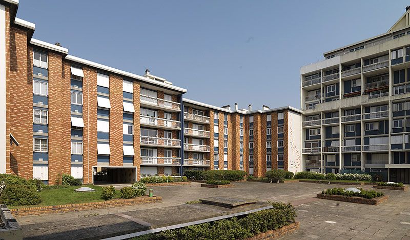 Vitry-sur-Seine, cité dite résidence de la Croix du Mont, allée de la Croix-du-Mont. Vue de la cour intérieure.