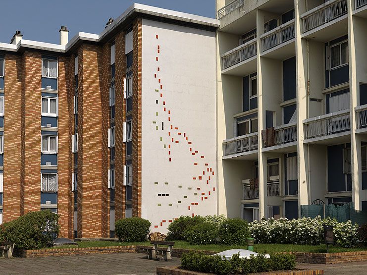 Vitry-sur-Seine, cité dite résidence de la Croix du Mont, allée de la Croix-du-Mont. Détail du décor d'une façade : composition en brique.