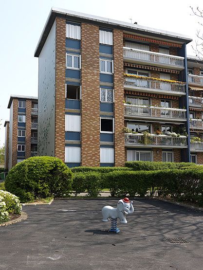 Vitry-sur-Seine, cité dite résidence de la Croix du Mont, allée de la Croix-du-Mont. Vue des aménagements pour les enfants dans la cour intérieure.