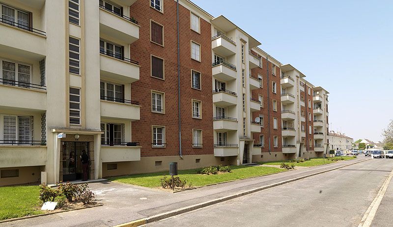 Vitry-sur-Seine, cité, allée Auguste Renoir, allée Fernand Léger, allée Gustave Courbet. Ensemble qui aurait été construit par la coopérative HLM Vitry Coop Habitation en 1957-59.