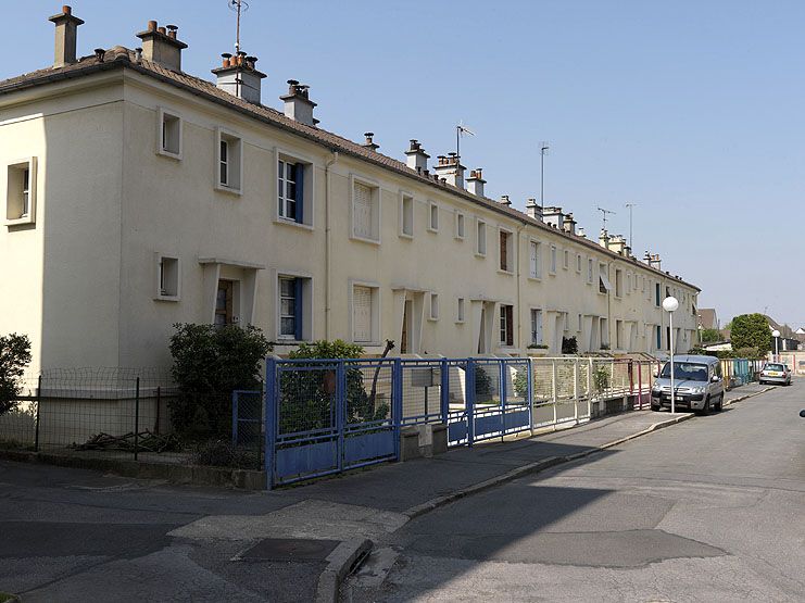 Vitry-sur-Seine, cité, allée Auguste Renoir, allée Fernand Léger, allée Gustave Courbet. Ensemble qui aurait été construit par la coopérative HLM Vitry Coop Habitation en 1957-59.