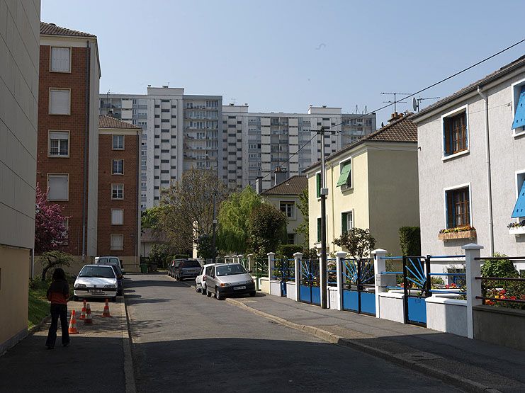 Vitry-sur-Seine, cité, allée Auguste Renoir, allée Fernand Léger, allée Gustave Courbet. Ensemble qui aurait été construit par la coopérative HLM Vitry Coop Habitation en 1957-59.