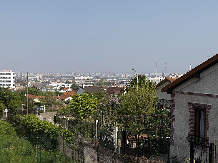 Vitry-sur-Seine, maison, voie Charcot, rue Pergolèse. Vue du bâti privé sur le plateau, constitué de pavillons très modestes desservis par des sentes très étroites.