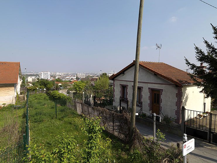 Vitry-sur-Seine, maison, voie Charcot, rue Pergolèse . Vue du bâti privé sur le plateau, constitué de pavillons très modestes desservis par des sentes très étroites.