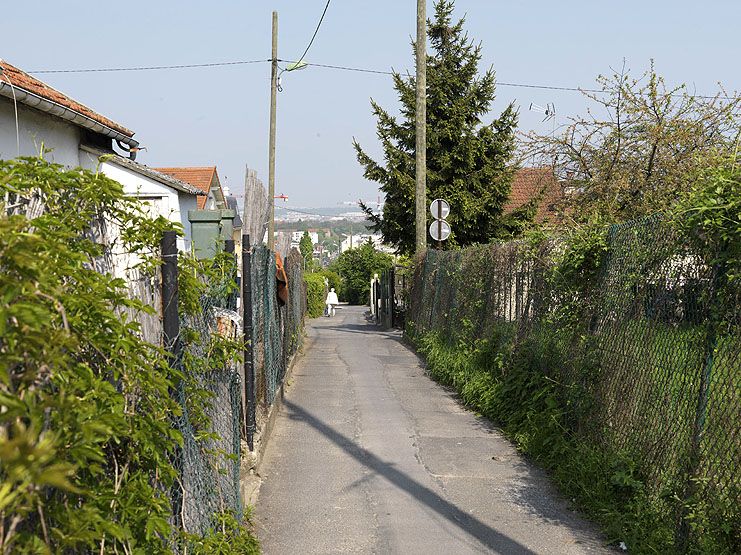 Vitry-sur-Seine, maison, voie Charcot, rue Pergolèse . Vue du bâti privé sur le plateau, constitué de pavillons très modestes desservis par des sentes très étroites.