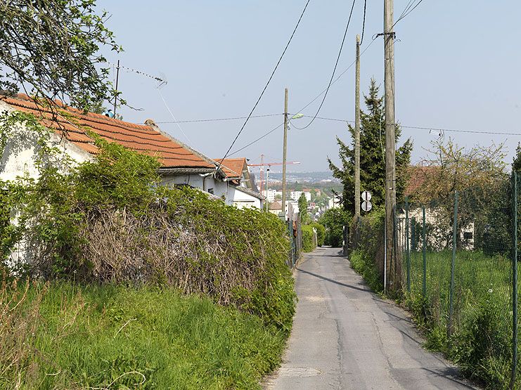 Vitry-sur-Seine, maison, voie Charcot, rue Pergolèse . Vue du bâti privé sur le plateau, constitué de pavillons très modestes desservis par des sentes très étroites.