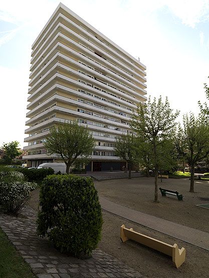 Vitry-sur-Seine, cité dite Cité Gagnée, rue Gagnée, rue Champollion, rue de la Fraternité. Vue de la tour au centre de la cité.