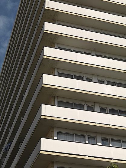 Vitry-sur-Seine, cité dite cité Gagnée, rue Gagnée, rue Champollion, rue de la Fraternité. Détail des balcons de la tour au centre de la cité.