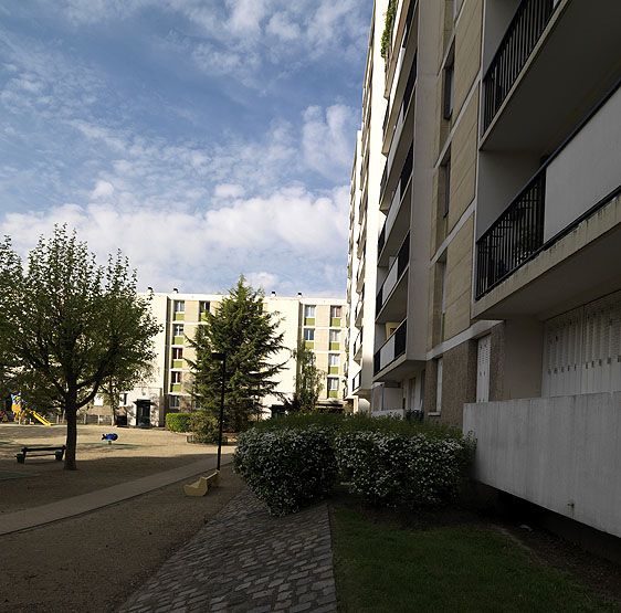 Vitry-sur-Seine, cité dite cité Gagnée, rue Gagnée, rue Champollion, rue de la Fraternité. Vue du parc dans la cour intérieure.