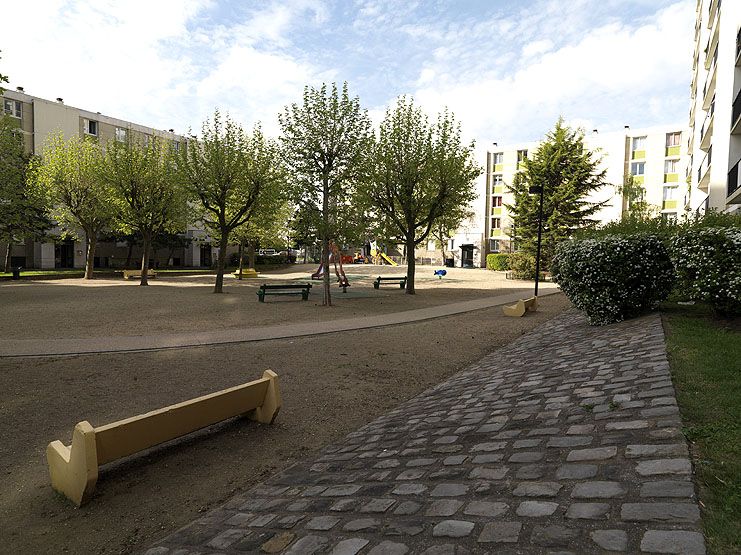 Vitry-sur-Seine, cité dite cité Gagnée, rue Gagnée, rue Champollion, rue de la Fraternité. Vue du parc dans la cour intérieure.