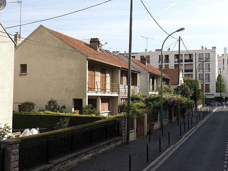 Vitry-sur-Seine, lotissement concerté, 90-118 rue Champollion, 4,6,8,10 rue Arthur-Rimbaud. L'ensemble comprenant 60 logements (des maisons jumelles) aurait été construit en 1959 par une société coopérative.