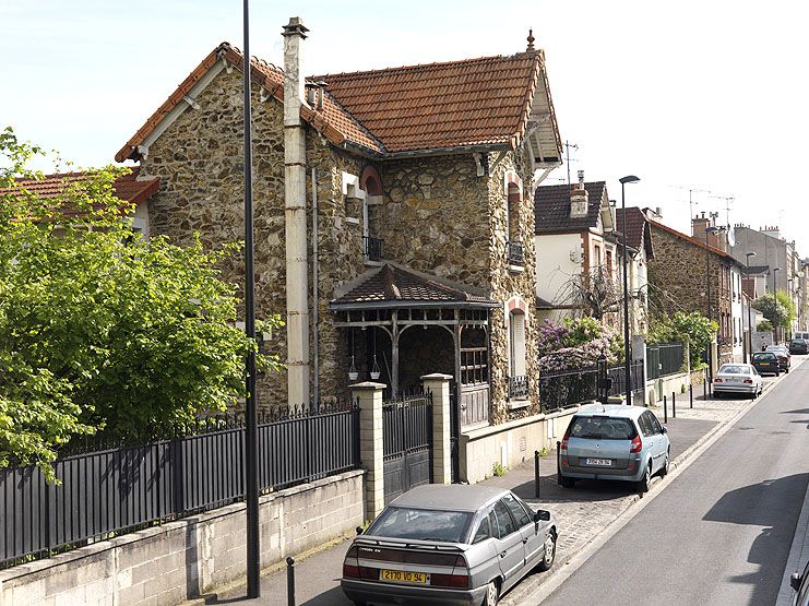 Vitry-sur-Seine, maison, rue Sainte-Geneviève. Rue bordée de pavillons en meulière.